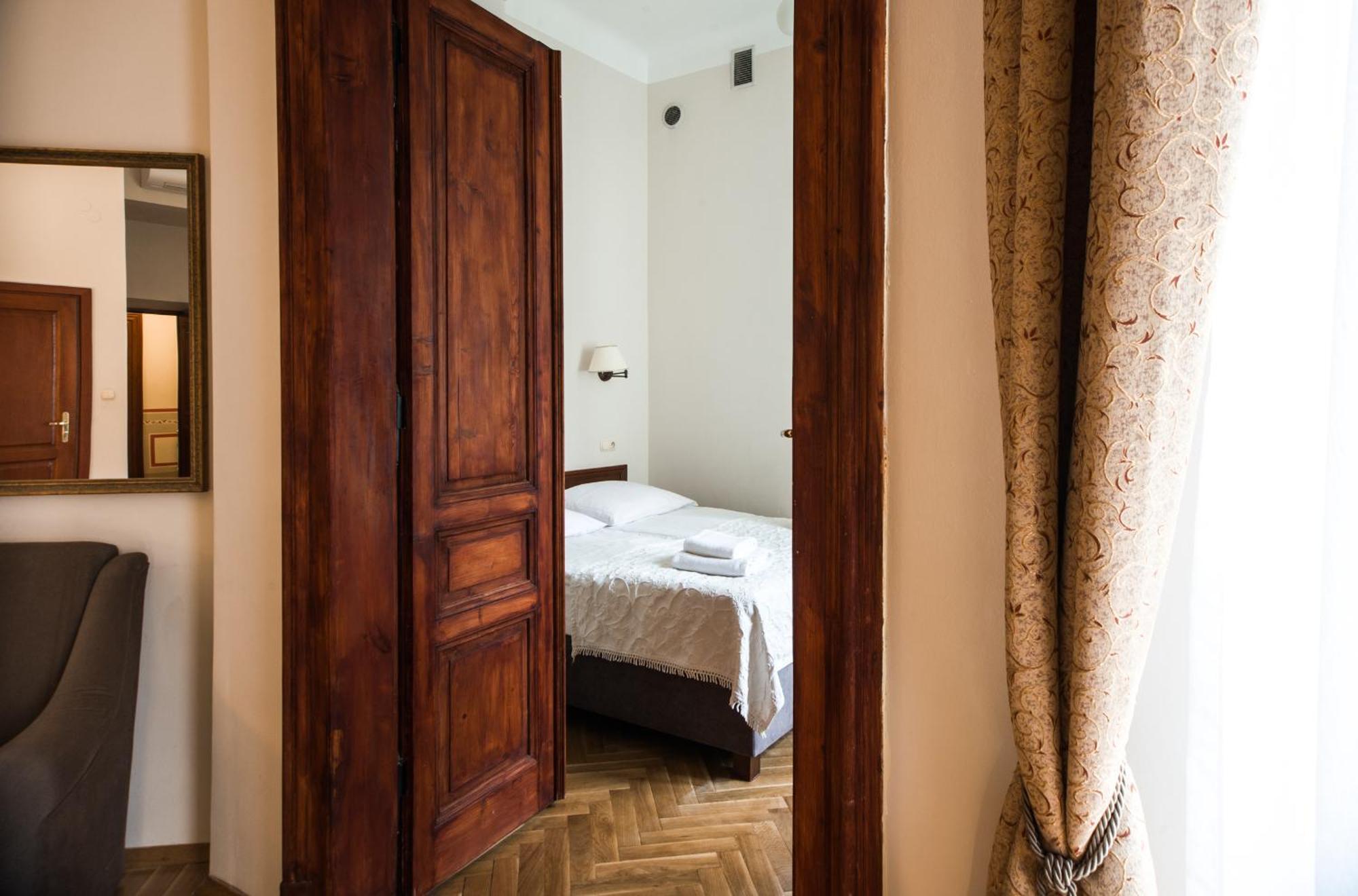 Aparthotel Basztowa Краков Экстерьер фото