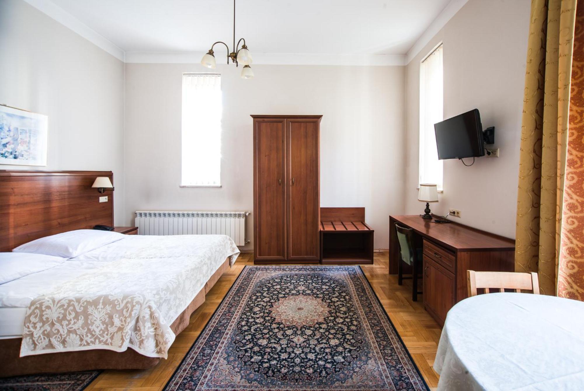 Aparthotel Basztowa Краков Экстерьер фото