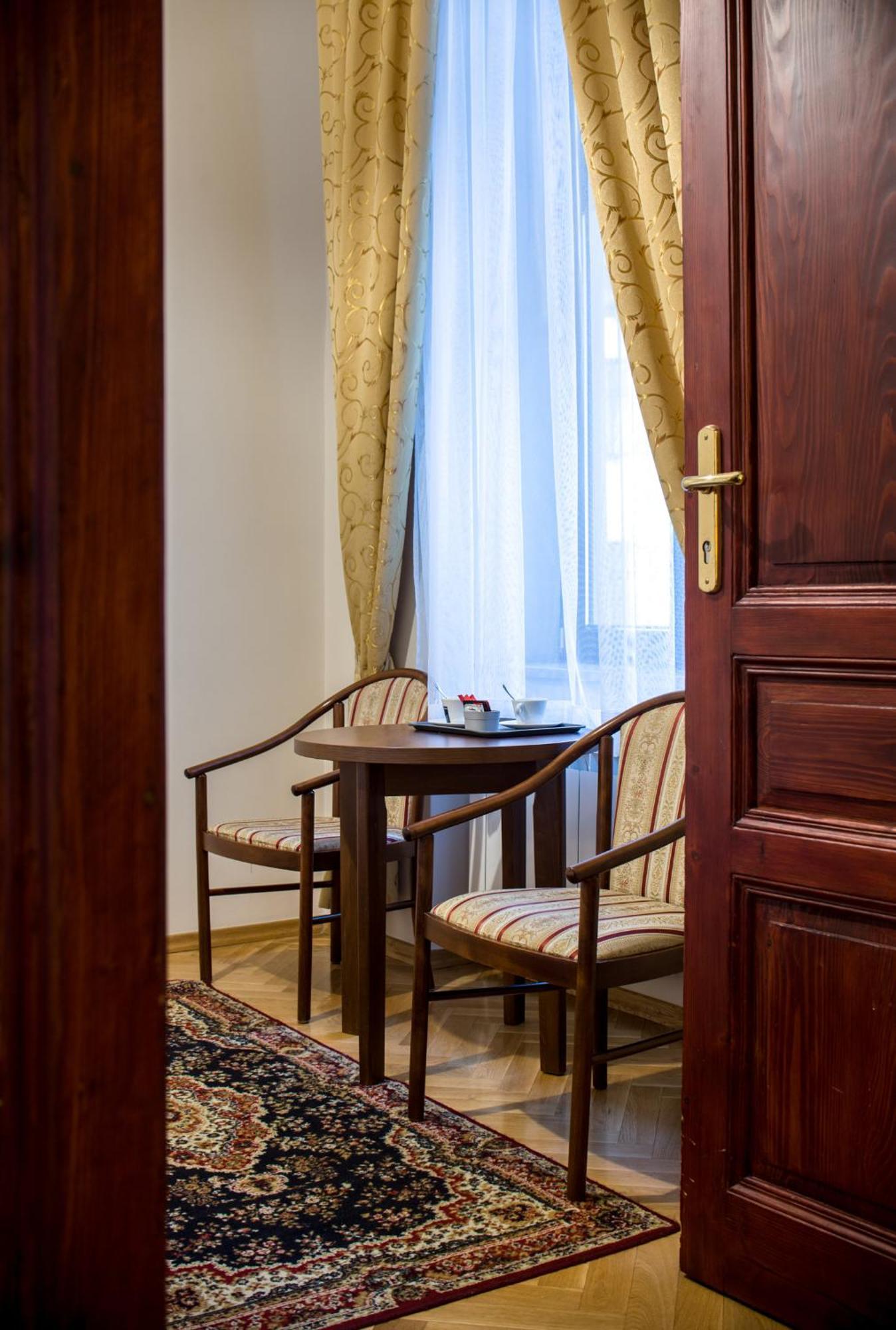 Aparthotel Basztowa Краков Экстерьер фото