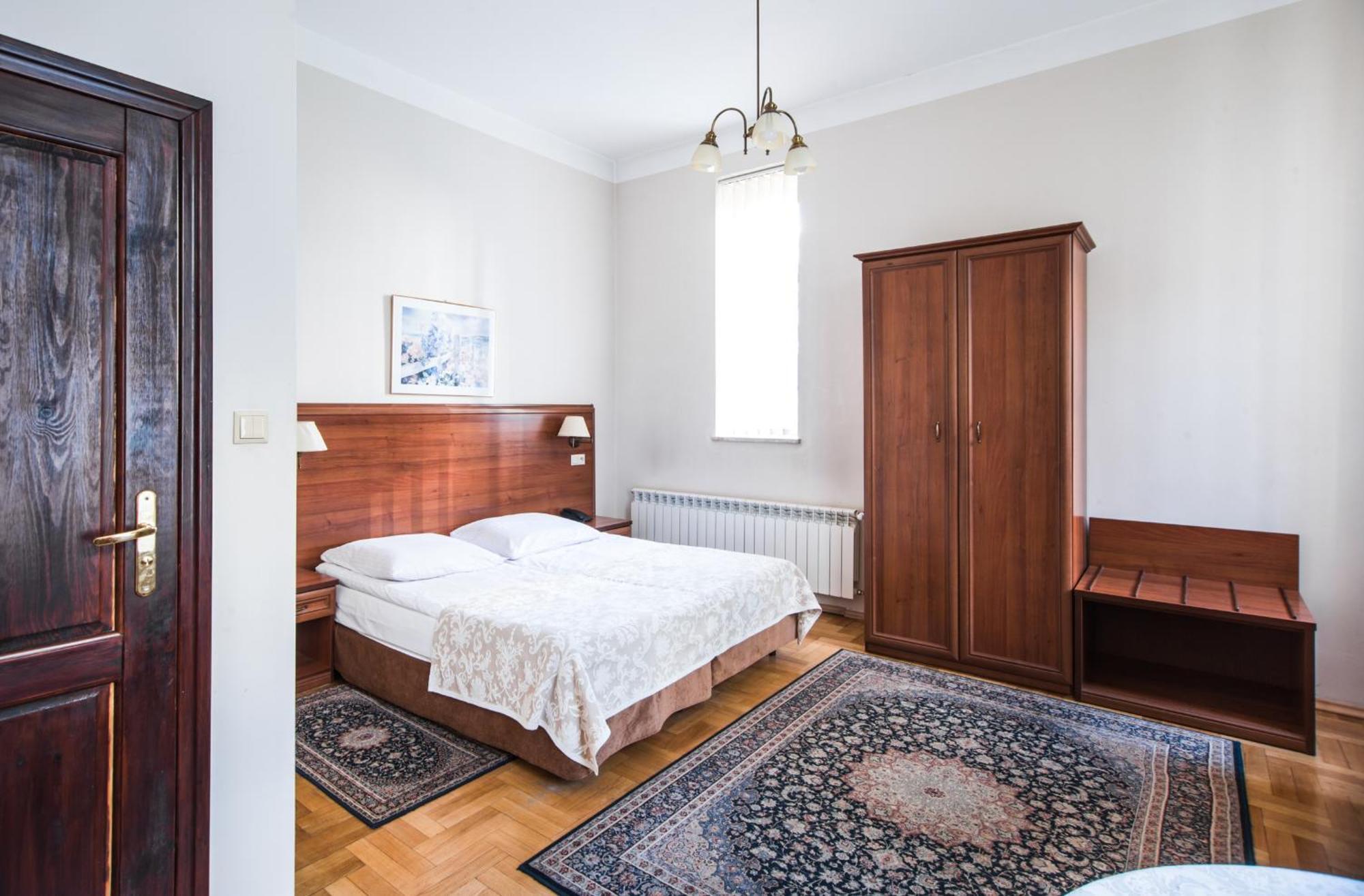 Aparthotel Basztowa Краков Экстерьер фото