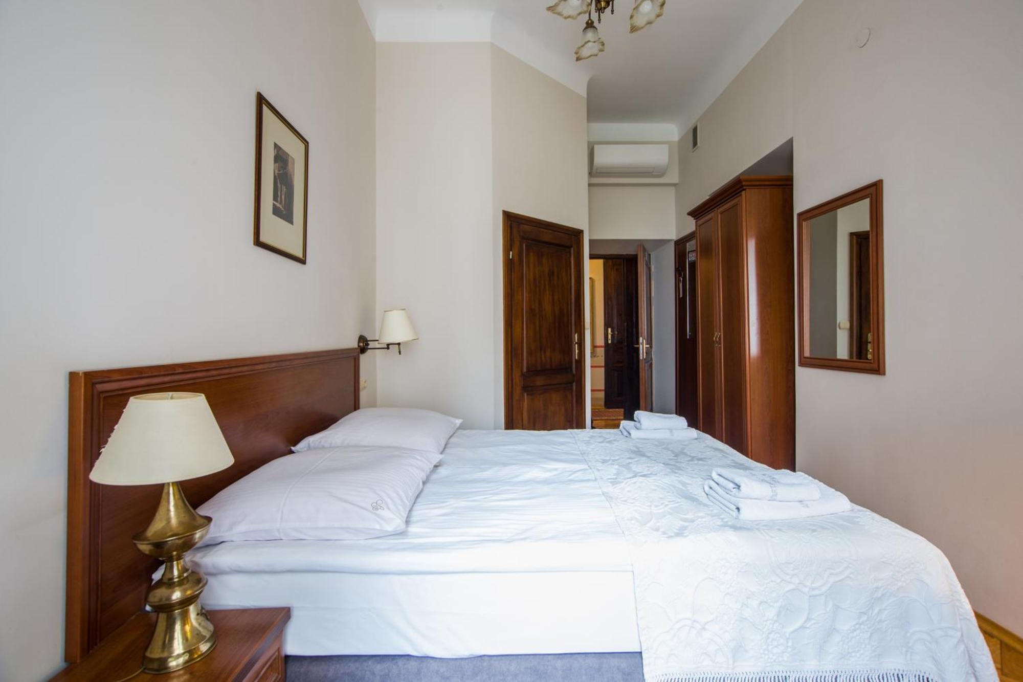 Aparthotel Basztowa Краков Экстерьер фото